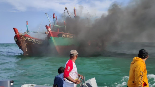 Video: Penenggelaman 2 Kapal Ikan Ilegal Berbendera Malaysia di Laut Aceh (28685)