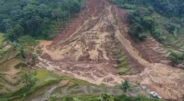 Tebing di Sumedang Longsor, Warga Nyaris Tertimbun dan 2 Hektar Sawah Terdampak (273471)
