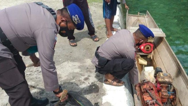 Petugas Polairud Polres Bangkep mengamankan perahu dan sejumlah peralatan lainnya yang digunakan SD (38) untuk mengebom ikan di perairan Desa Bajo, Kebupaten  Bangkep, Sulteng, Sabtu (15/1). Foto: Istimewa