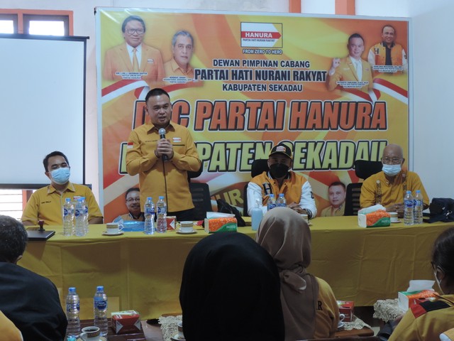 DPD Partai Hanura Salurkan Bantuan Sembako untuk 5 Kabupaten di Kalbar (33500)