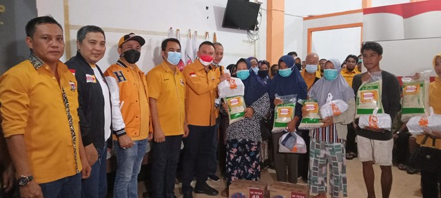DPD Partai Hanura Salurkan Bantuan Sembako untuk 5 Kabupaten di Kalbar (33501)