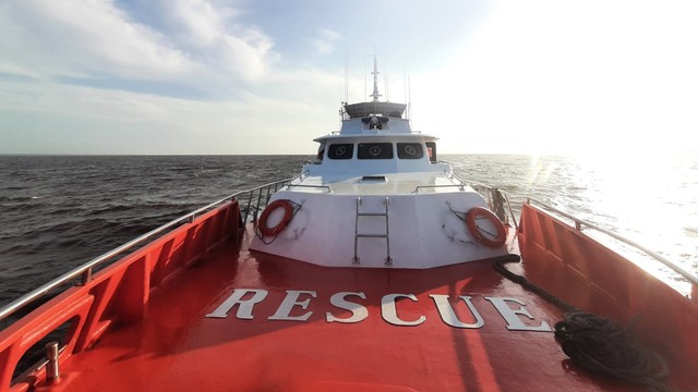 KAPAL Basarnas dikerahkan untuk mencari 21 penumpang yang tenggelam seiring karamnya speed boat membawah Pekerja Migran Indonesia (PMI) Ilegal di Selat Malaka, Jumat sore (14/1/2022). 