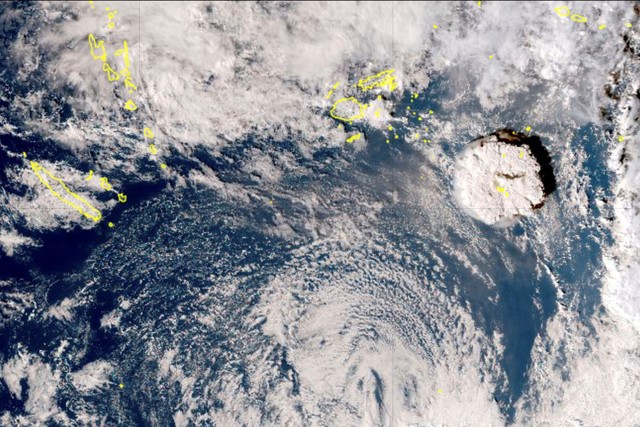 Gambar satelit letusan gunung berapi bawah laut di negara Pasifik Tonga Sabtu (15/1/2022). Foto: Badan Meteorologi Jepang via AP