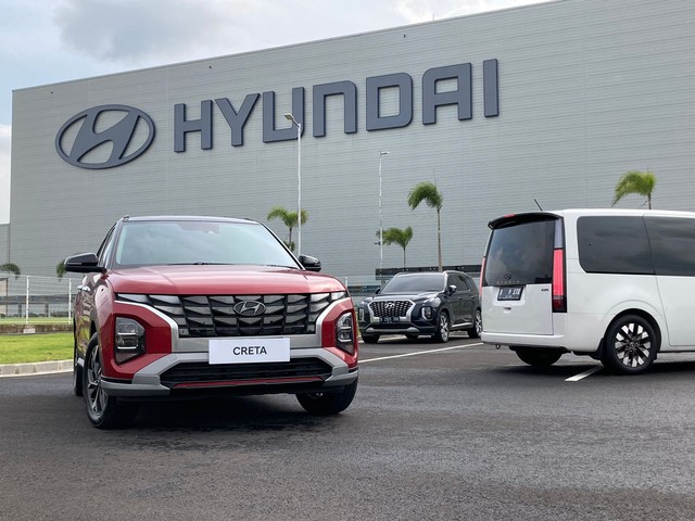 Tiga mobil buatan Hyundai di depan pabrik Hyundai Foto: dok. Muhammad Haldin Fadhila/kumparan