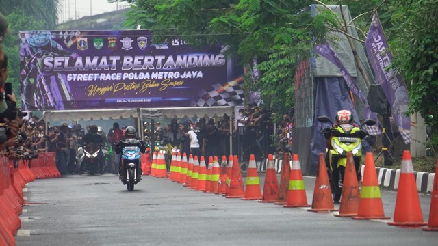 Suasana Street Race Polda Metro Jaya di Jalan Kali Inspeksi, Ancol, Jakarta Utara, Minggu (16/1). Foto: Iqbal Firdaus/kumparan