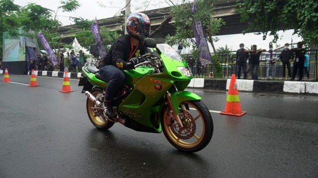Peserta Street Race Polda Metro Jaya di Jalan Kali Inspeksi, Ancol, Jakarta Utara, Minggu (16/1). Foto: Iqbal Firdaus/kumparan