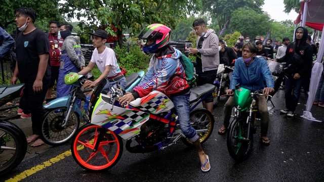 Peserta Street Race Polda Metro Jaya di Jalan Kali Inspeksi, Ancol, Jakarta Utara, Minggu (16/1). Foto: Iqbal Firdaus/kumparan