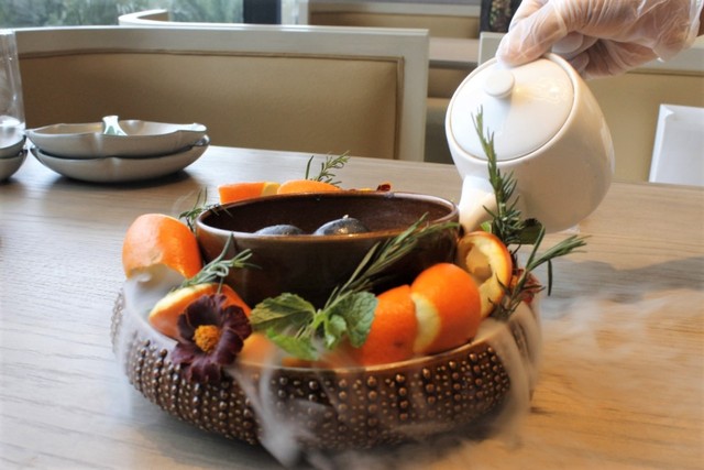 Black sesame dan coconut stone ala Canton 108 Foto: Destihara Suci Milenia/Kumparan