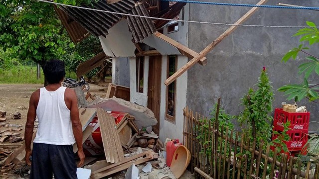 Waraga Kecamatan Sumur mulai bersihkan bangunan yang rusak usai gempa 6,6 magnitudo. Foto: Dok. Istimewa