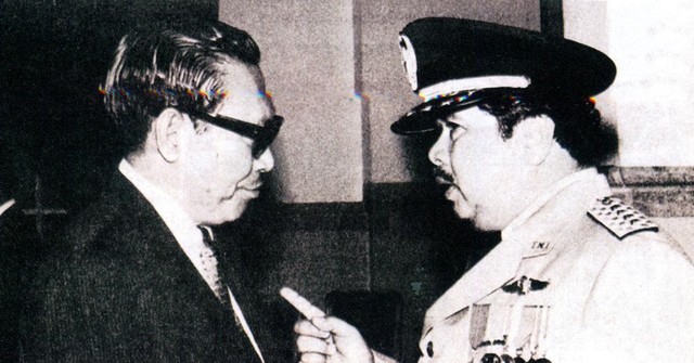 Ali Moertopo (kiri) bersama Soemitro (kanan). Foto: Repro Pangkopkamtib Jenderal Soemitro dan Peristiwa 15 Januari '74 karya Heru Cahyono.