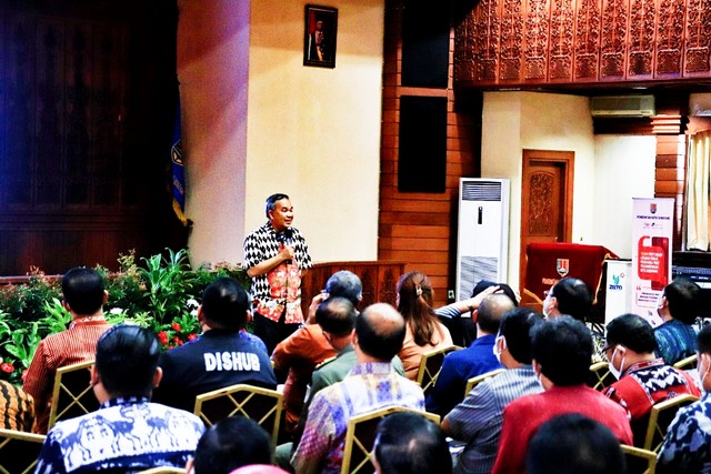 Pakar Komunikasi dan Motivator Nasional Dr Aqua Dwipayana saat memberikan Sharing Komunikasi dan Motivasi di Kompleks Balaikota Semarang, Jawa Tengah, pada Selasa (11/1/2022). Foto: dok