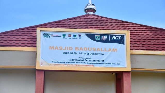 Masjid Babussalam Minang Darmawan di Desa Orobatu, Kecamatan Tapalang, Kabupaten Mamuju, Sulawesi Barat, merupakan bantuan dari masyarakat Sumatera Barat. Foto: Dok. Pemprov Sulbar