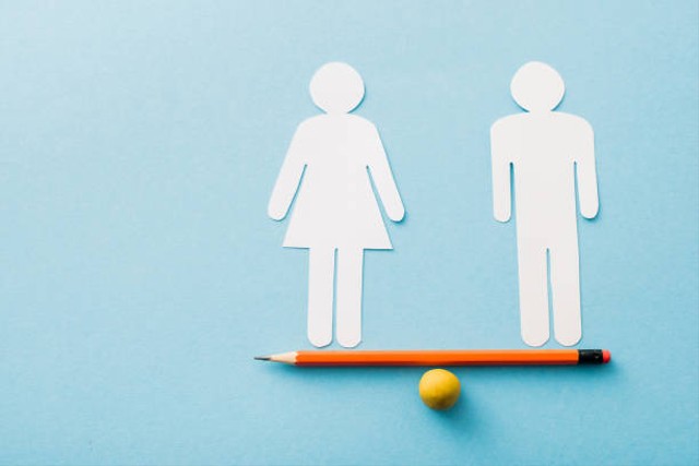 ilustrasi kesetaraan gender source: https://www.istockphoto.com/photo/small-ball-and-pencil-with-paper-cut-of-couple-isolated-on-blue-sexual-equality-gm1204596669-346669160