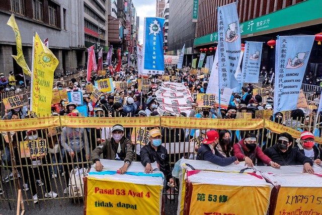 Pekerja migran dari Indonesia menggelar aksi unjuk rasa di Taipei, Taiwan, Minggu (16/1/2022). Foto: Aubrey Fanani/ANTARA FOTO