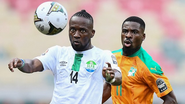 Pemain Sierra Leone Mohamed Buya Turay  beraksi dengan pemain Pantai Gading Serge Aurier di Stade de Japoma di Douala, Kamerun, Minggu (16/1). Foto: CHARLY TRIBALLEAU/AFP