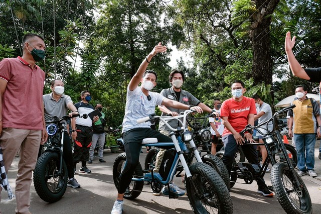 Menteri Pariwisata dan Ekonomi Kreatif (Kemenparekraf) Sandiaga Uno saat mencoba sepeda listrik Eike Zoom di kawasan Jakarta. Foto: Elders Company