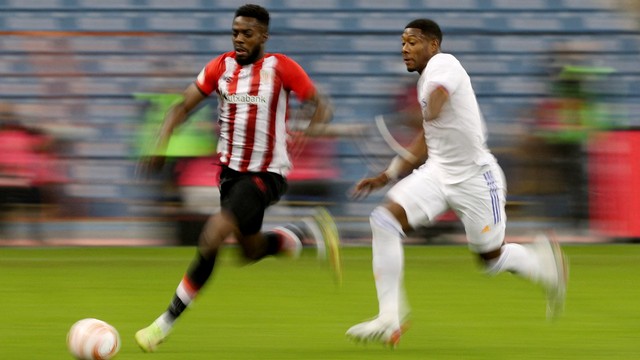 Pemain Athletic Bilbao Inaki Williams beraksi dengan pemain Real Madrid David Alaba di King Fahd International Stadium, Riyadh, Saudia Arabia, Minggu (16/1). Foto: Ahmed Yosri/REUTERS