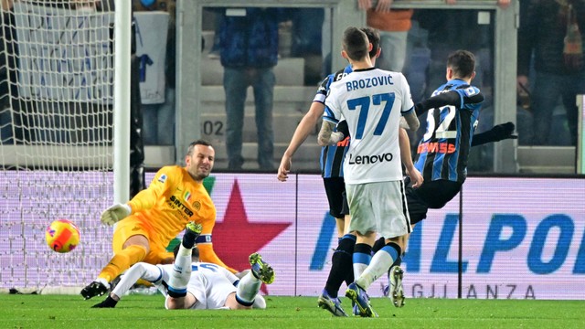 Pemain Atalanta Matteo Pessina menembak bola ke gawang Inter Milan di Stadion Atleti Azzurri, Bergamo, Italia, Minggu (16/1/2022). Foto: Alberto Lingria/REUTERS