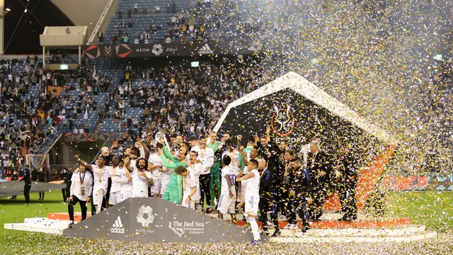 Pemain Real Madrid merayakan dengan trofi setelah memenangkan Piala Super Spanyol di King Fahd International Stadium, Riyadh, Saudia Arabia, Minggu (16/1). Foto: Ahmed Yosri/REUTERS