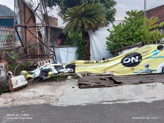 Pengemudi Mobil Kabur Usai Tabrak Warung Kopi di Bandar Lampung (67883)
