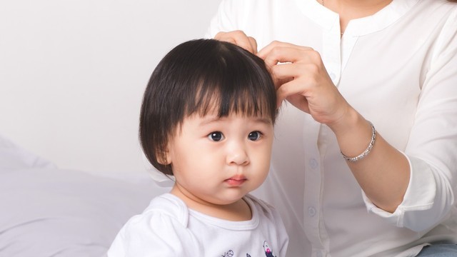 Ilustrasi cara merawat rambut bayi agar lebat. Foto: Shutterstock
