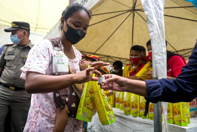 Warga saat mengikuti Operasi Pasar (OP) minyak goreng di halaman kantor Kecamatan Johar Baru, Jakarta Pusat, Senin (17/1).  Foto: Iqbal Firdaus/kumparan