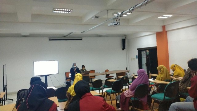 Pelatihan promosi digital guru sekolah Muhammadiyah se-Gamping dengan dosen UMY. Kredit foto: Hesty Feliyantisha/Mahasiswa UMY