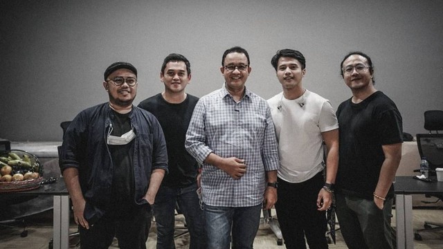 Gubernur DKI Jakarta Anies Baswedan berfoto dengan band Nidji. Foto: Instagram/@aniesbaswedan