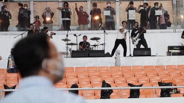 Gubernur DKI Jakarta Anies Baswedan melihat penampilan band Nidji saat uji coba sound system JIS. Foto: Instagram/@aniesbaswedan