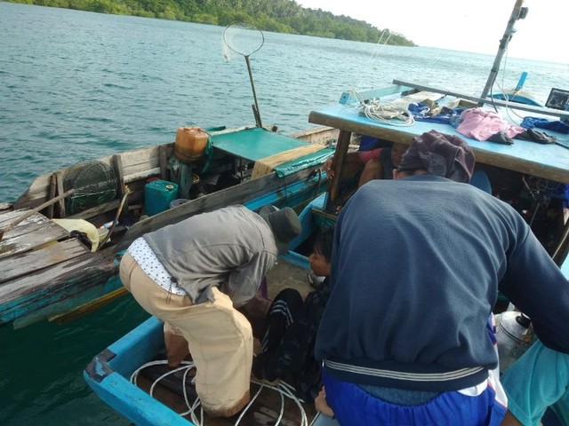 Proses evakuasi Dursani, nelayan asal Pulau Dendun yang kapalnya terseret arus laut. (Foto: ist/batamnews)