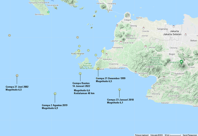 Peta episenter gempa (sumber: BMKG, IRIS, USGS) di sekitar barat daya/selatan Pulau Jawa sejak tahun 1990. Tampak gempa Banten 14 Januari 2022 (magnitudo 6,6, kedalaman 40 km) berada dekat dengan episenter gempa 21 Desember 1999 magnitudo 6,5 (kedalaman 56 km). Gempa terjadi di sekitar zona pertemuan lempeng (subduksi) Indo-Australia dan Eurasia.