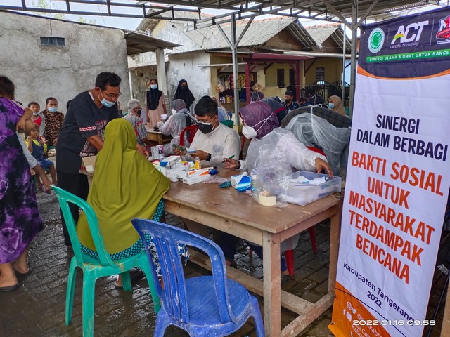 Layanan Kesehatan untuk warga kampung muara yang terdampak banjir rob