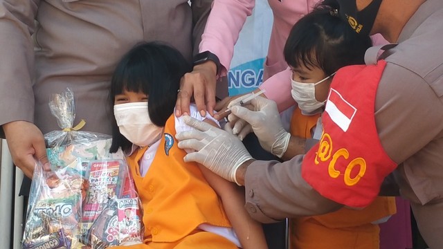Seorang anak menerima suntikan vaksin Sinovac pada vaksinasi merdeka anak yang digelar Polres Aceh Barat di TK Kemala Bhayangkari Meulaboh, Senin (17/1). Foto: Dok. acehkini