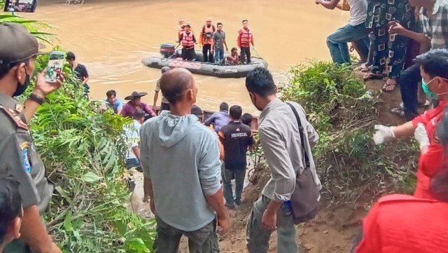 Proses evakuasi mayat bocah yang diterkam buaya di Sungai Batang Masang, Kecamatan Lubuk Basung, Kabupaten Agam, Sumatera Barat, Senin 17 Januari 2022. Foto: dok Tim SAR
