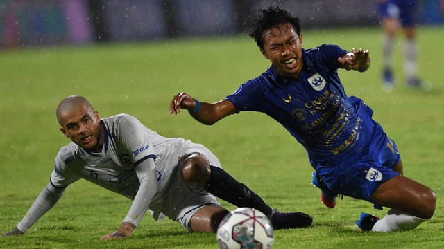 Pesepak bola PSIS Semarang Ryan Ardiansyah (kanan) dihadang oleh pemain Arema FC Diego Michiels dalam pertandingan sepak bola Liga 1 di Stadion I Wayan Dipta, Gianyar, Bali. Foto: Nyoman Budhiana/Antara Foto