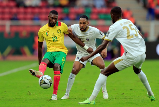 Pemain Kamerun Karl Toko-Ekambi duel dengan pemain Cape Verde Kenny Rocha di Stade d'Olembe, Yaounde, Kamerun. Foto: Thaier Al-Sudani/Reuters