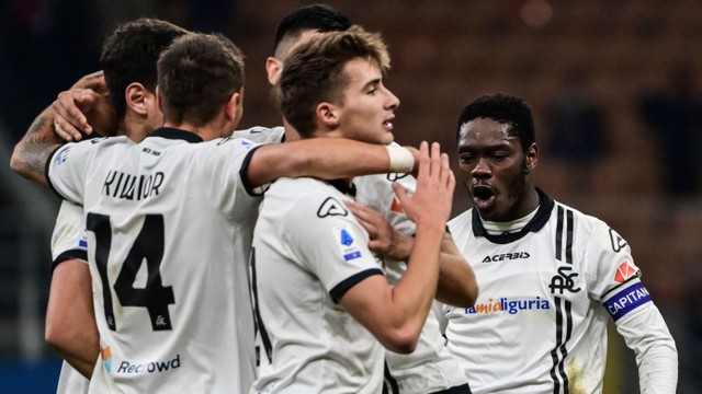 Selebrasi pemain Spezia Ghana Emmanuel Gyasi (kanan) setelah mencetak gol ke gawang AC Milan di stadion San Siro di Milan. Foto: Miguel Medina/AFP