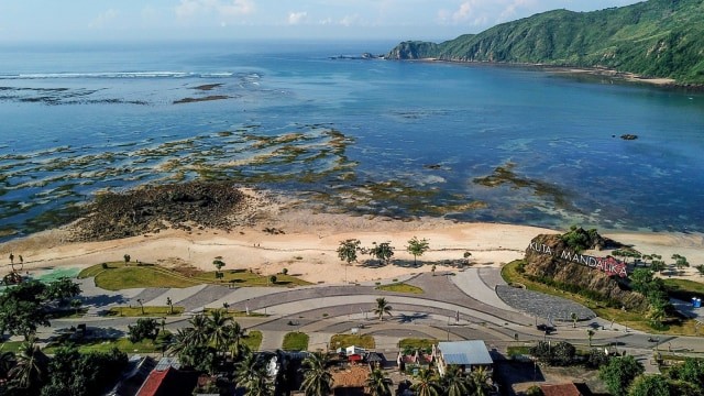 Foto udara proyek pengembangan pantai Mandalika, yang merupakan lokasi untuk balapan sepeda motor MotoGP di Mandalika, Lombok. Foto: AFP/ARSYAD ALI