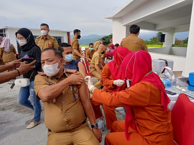 Sejumlah Pejabat di Lingkungan Pemkot Bandar Lampung Mendapatkan Vaksin Booster (2)