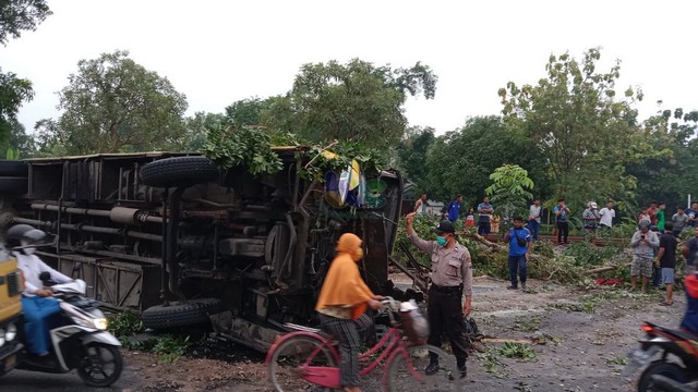 Kecelakaan lalu-lintas di jalan raya Bojonegoro-Babat, turut Desa Mojodeso, Kecamatan Kapas, Kabupaten Bojonegoro. Selasa (18/01/2022) (foto: dok istimewa)