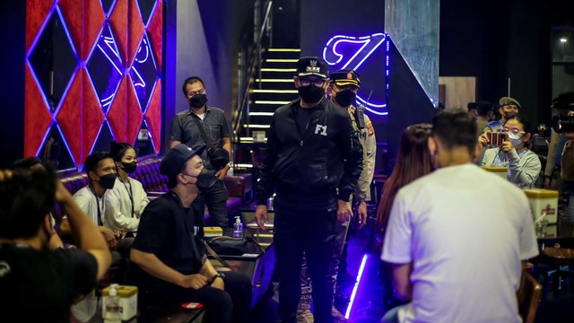 Wali Kota Bogor Bima Arya segel Zentrum KTV and Lounge. Foto: Pemkot Bogor