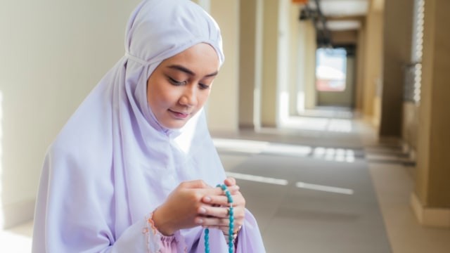 Ilustrasi membaca doa melancarkan rezeki dan usaha. Foto: Shutterstock.com