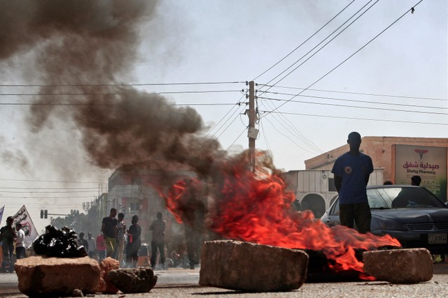 Warga Sudan menggelar demonstrasi untuk menentang kudeta militer yang terjadi hampir tiga bulan lalu, di selatan ibu kota Khartou, Sudan. Foto: AFP