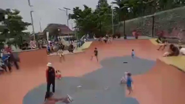 Anak-anak di tempat skateboard. (@infojawabarat/Instagram)