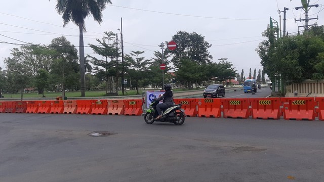Sejumlah ruas jalan di Kawasan Alun-alun Hanggawana Slawi, Kabupaten Tegal dialihkan dengan pemasangan barier. Pengalihan ini dilakukan karena daerah tersebut kerap terjadi kecelakaan. (Foto: Syaifullah)