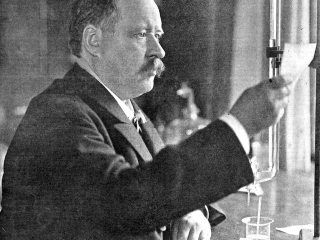Svante August Arrhenius saat melakukan eksperimen kimia. Foto: ThoughtCo