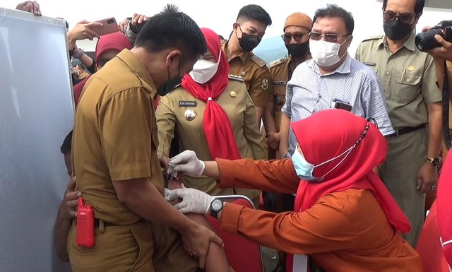 Takut Jarum Suntik, Ini Ekspresi Camat di Bandar Lampung Saat Vaksinasi Booster (1)