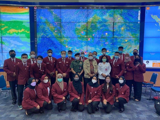 Foto bersama sebagai penutup kegiatan kunjungan belajar mahasiswa MB ke BNPB (Foto: Dokumentasi Mahasiswa MB)