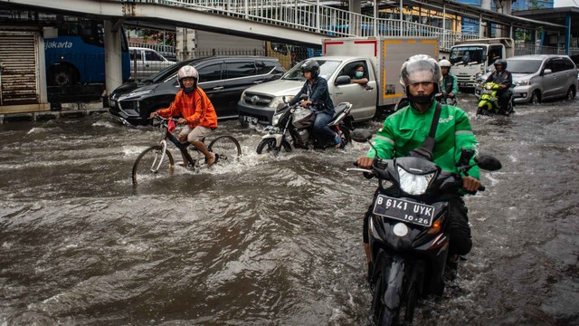 Masih Ada 31 RT Di Jakarta Terendam Banjir, Warga Mengungsi Di 11 Titik ...