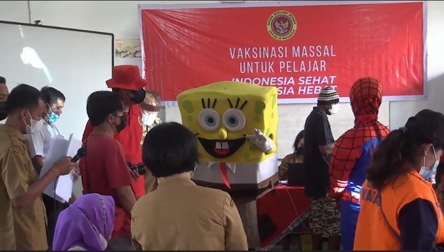 Aksi Spongebob dan Spiderman Ramaikan Vaksinasi Anak 6-11 Tahun di Sumut (47767)